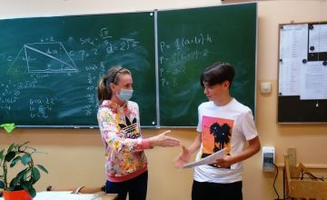 Zwycięzca testu otrzymuje z rąk nauczyciela bibliotekarza nagrodę